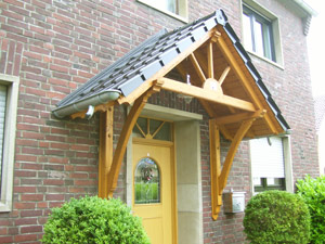 Vordach in Satteldachform, Ziegeleindeckung, Holzunterkonstruktion